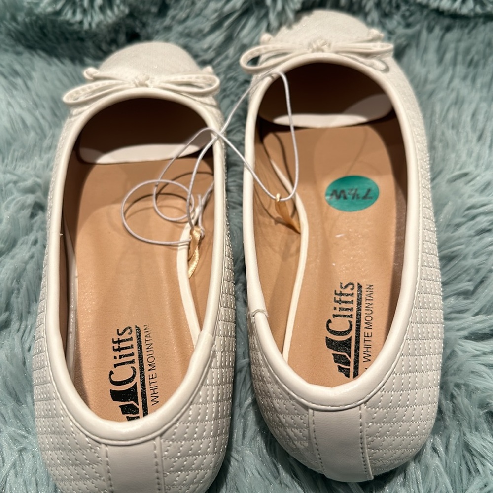 NWT White Mountain Cliffs White Quilted Flats with Bow Front. Various Sizes - Picture 6 of 6